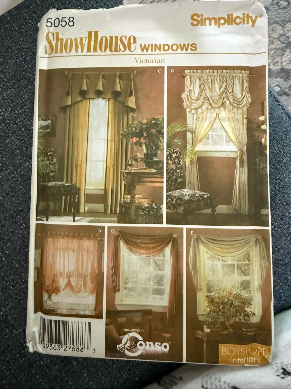 Simplicity ShowHouse Windows Victorian Curtain Pattern - Gold and Cream Tones
